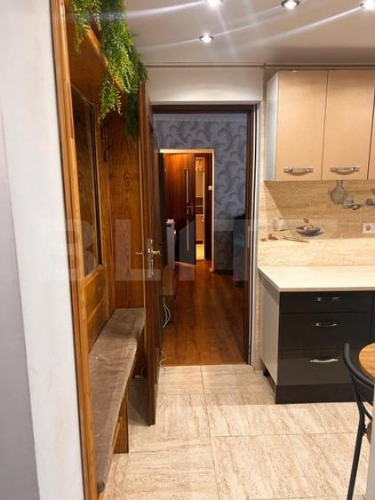 Apartament cu 3 camere semidecomandat, mobilat în Central