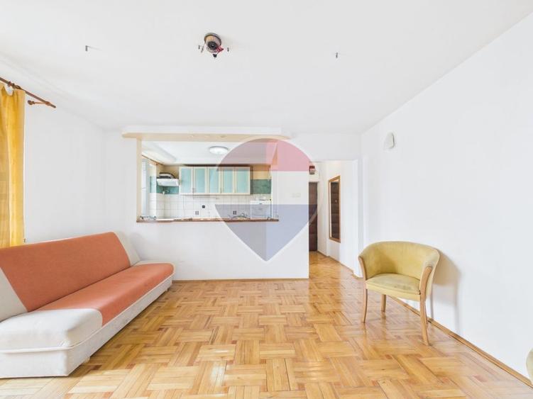 Apartament cu 2 camere semidecomandat, mobilat în P-ța Romană