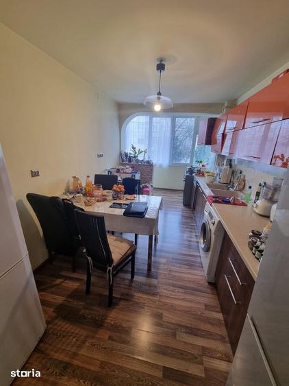 Apartament cu 4 camere semidecomandat în Faleza Nord