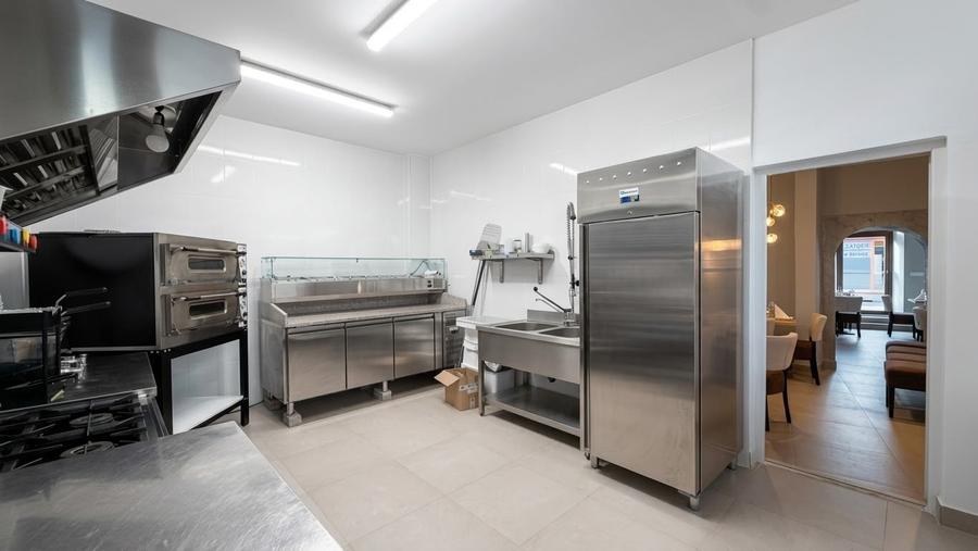 Casă cu 12 camere cu Canalizare în Central