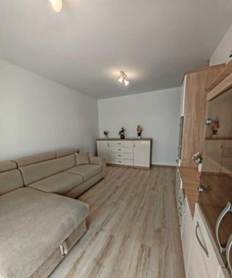 Apartament cu 2 camere decomandat, mobilat în Apărătorii Patriei