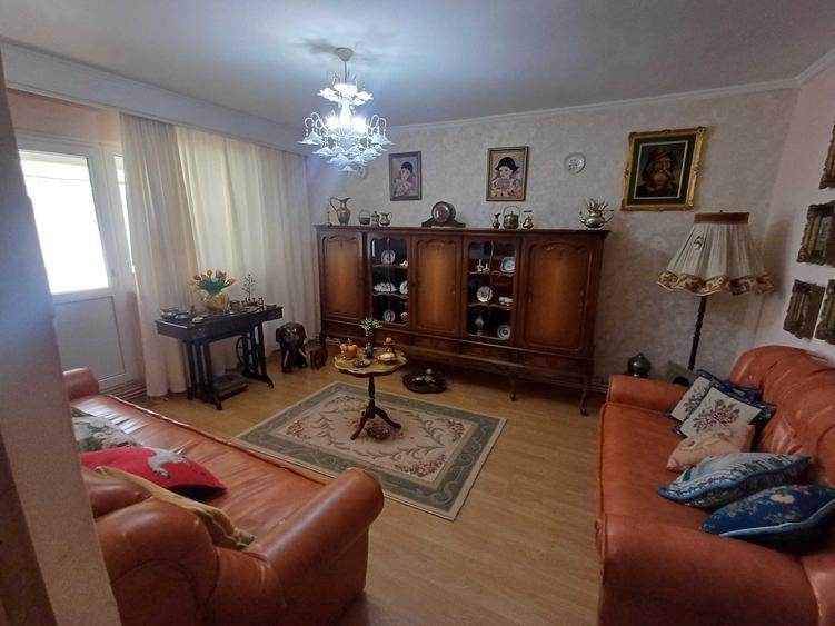 Apartament cu 3 camere decomandat în Central