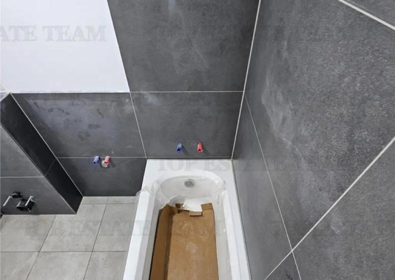 Apartament cu 3 camere semidecomandat în Rahova