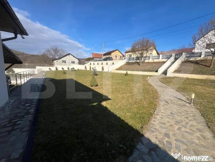 Casă cu 5 camere cu Teren 4400 Mp în Central