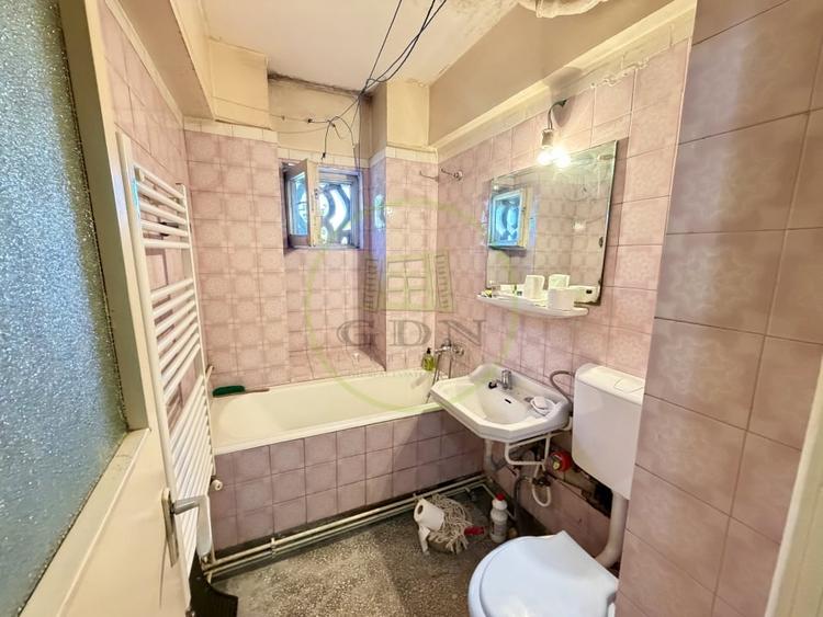 Apartament cu 3 camere semidecomandat, mobilat în Central