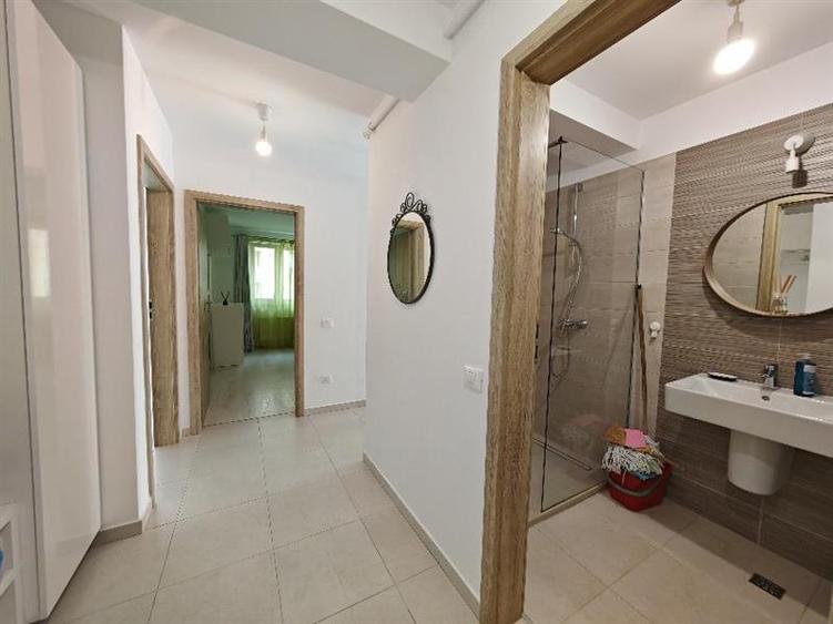 Apartament cu 3 camere decomandat, mobilat în Tractorul