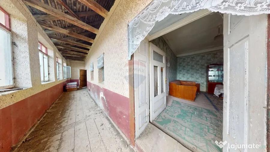 Casă cu 7 camere cu Teren 1044 Mp în Jibert