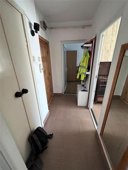 Apartament cu 3 camere semidecomandat în Podu Roș