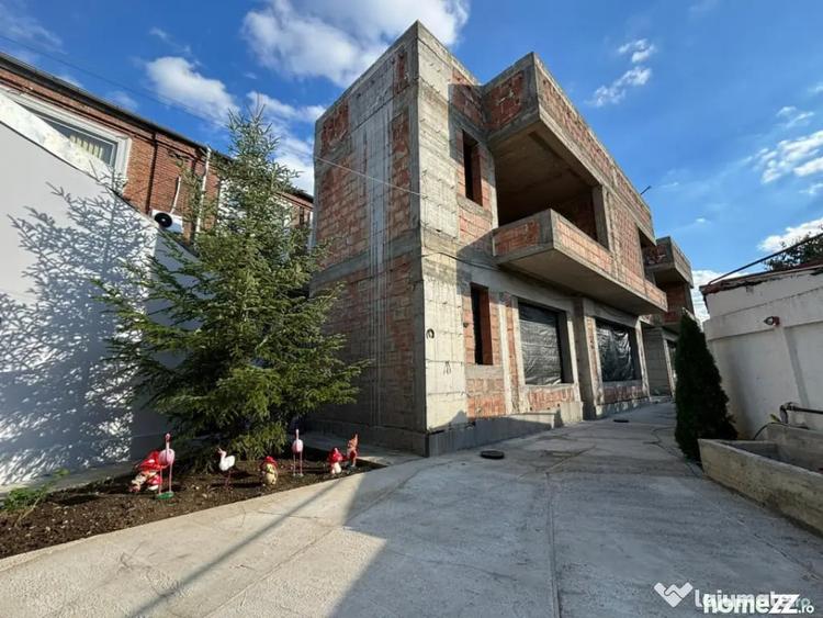 Casă cu 7 camere cu Teren 715 Mp în Central