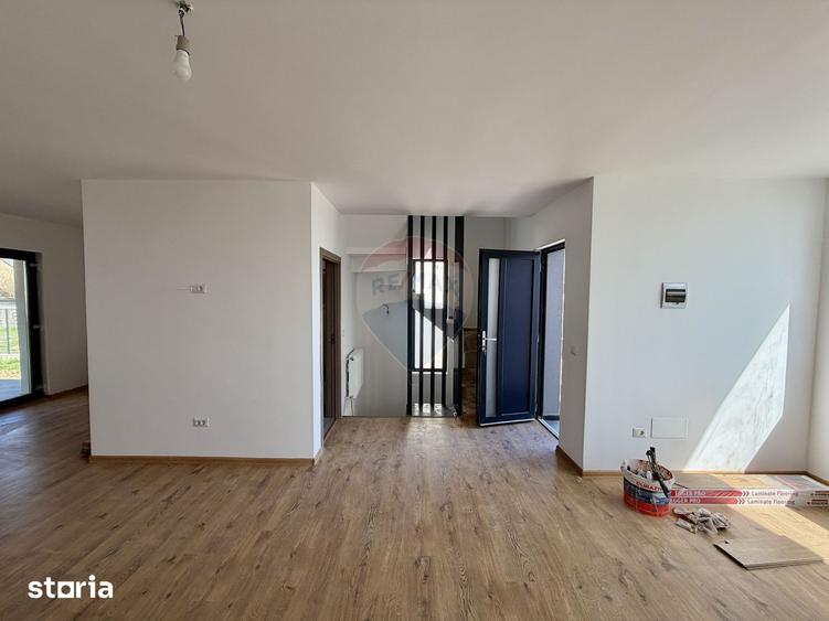 Casă cu 3 camere cu Teren 400 Mp în Golești