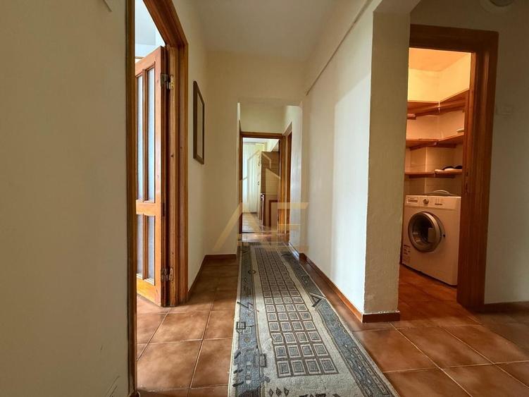 Apartament cu 3 camere decomandat, mobilat în Central