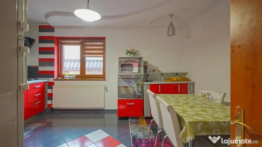 Casă cu 7 camere cu Teren 300 Mp în Central