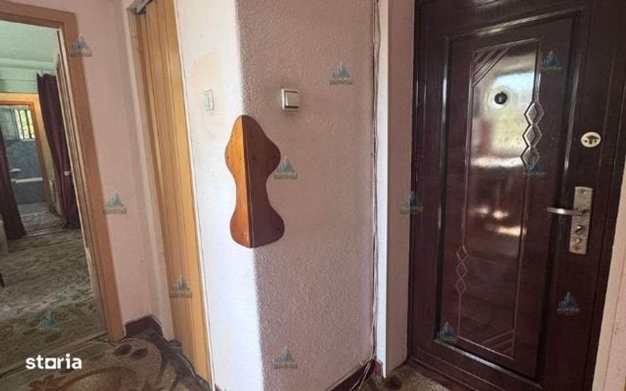 Apartament cu 3 camere semidecomandat în Uiești