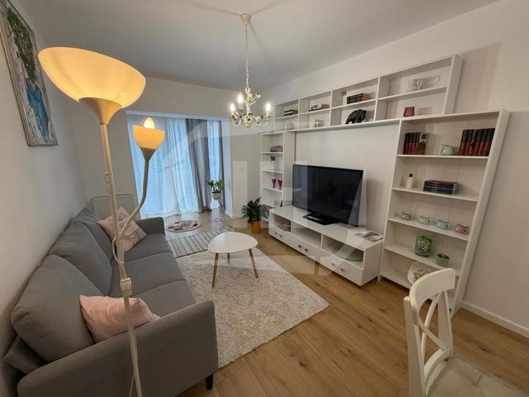 Apartament cu 3 camere semidecomandat, mobilat în Bună Ziua