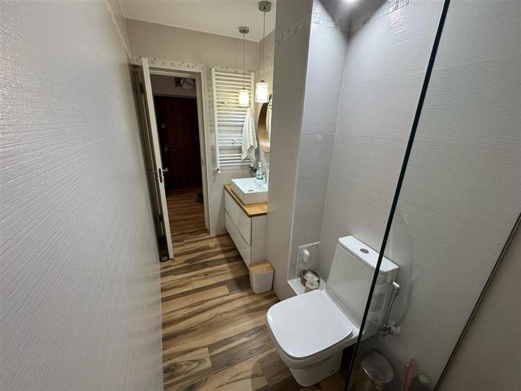 Apartament cu 3 camere decomandat, mobilat în Central