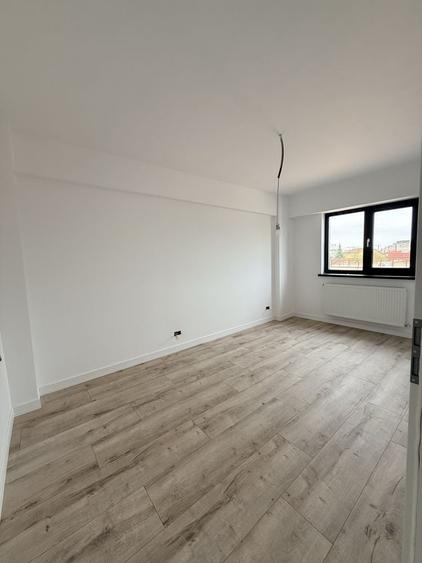 Apartament cu 3 camere semidecomandat în Exterior Vest
