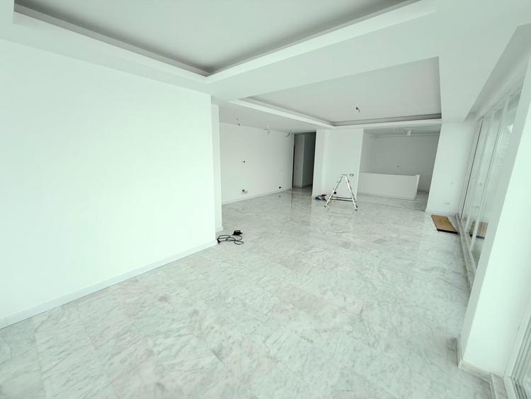 Apartament cu 4 camere decomandat în Metalurgiei