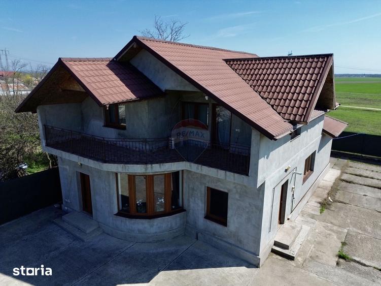 Casă cu 5 camere cu Teren 3400 Mp în Garoafa