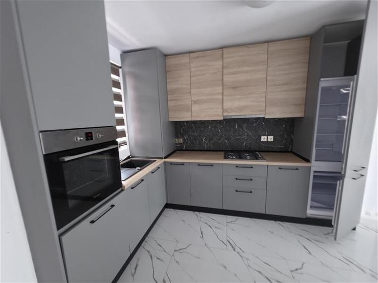 Duplex cu 5 camere cu Canalizare în Central
