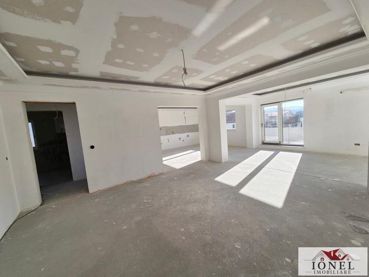 Casă individuală cu 6 camere cu Canalizare în Ciugud