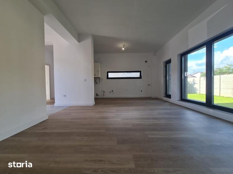 Casă cu 8 camere cu Teren 580 Mp în Corbeanca