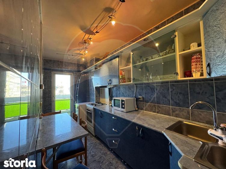 Apartament cu 3 camere, mobilat în Polivalentă