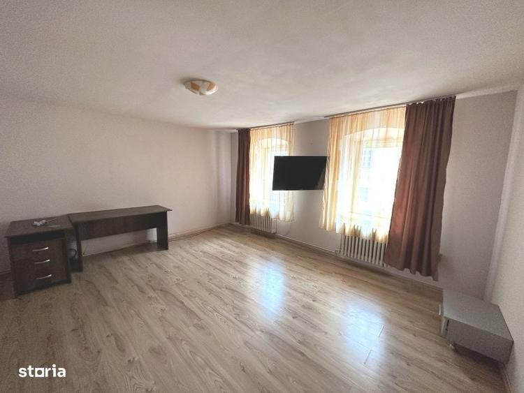 Casă cu 8 camere în Sadu