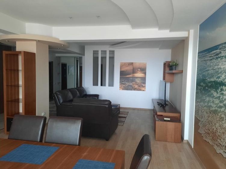 Apartament cu 3 camere decomandat în Peninsula