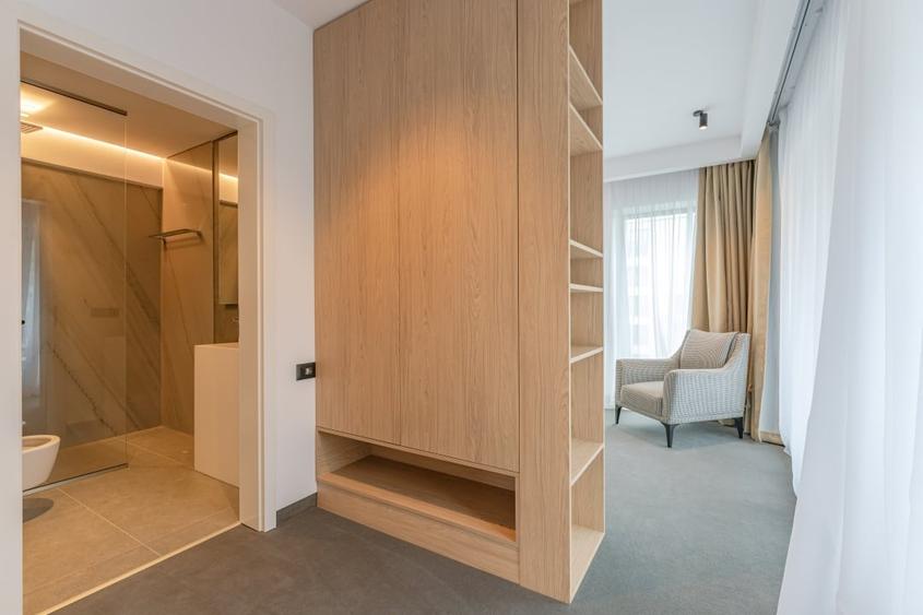 Apartament cu 4 camere decomandat, mobilat în Central