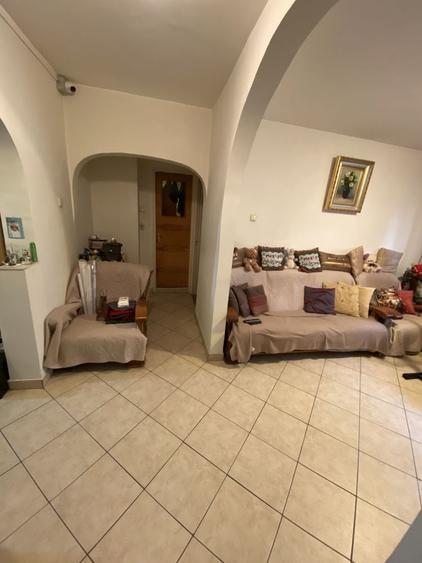 Apartament cu 4 camere decomandat în Tei