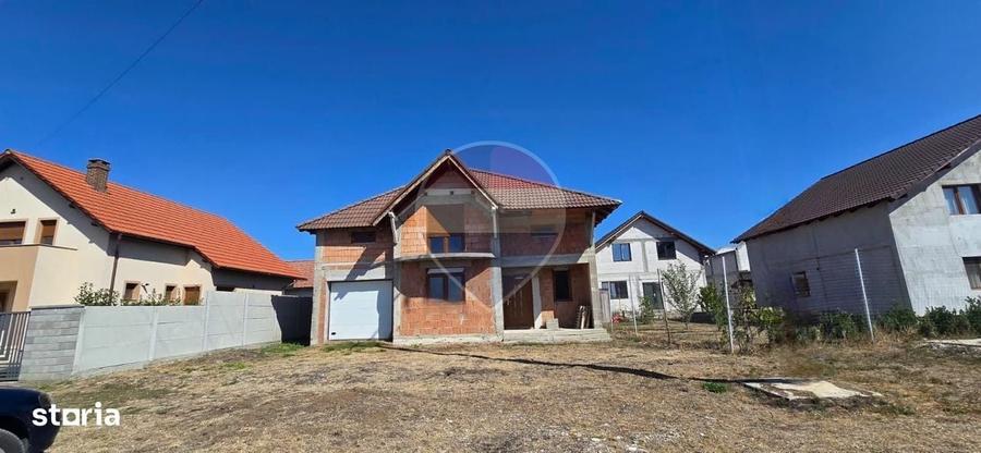 Casă cu 4 camere cu Teren 301 Mp în Intim
