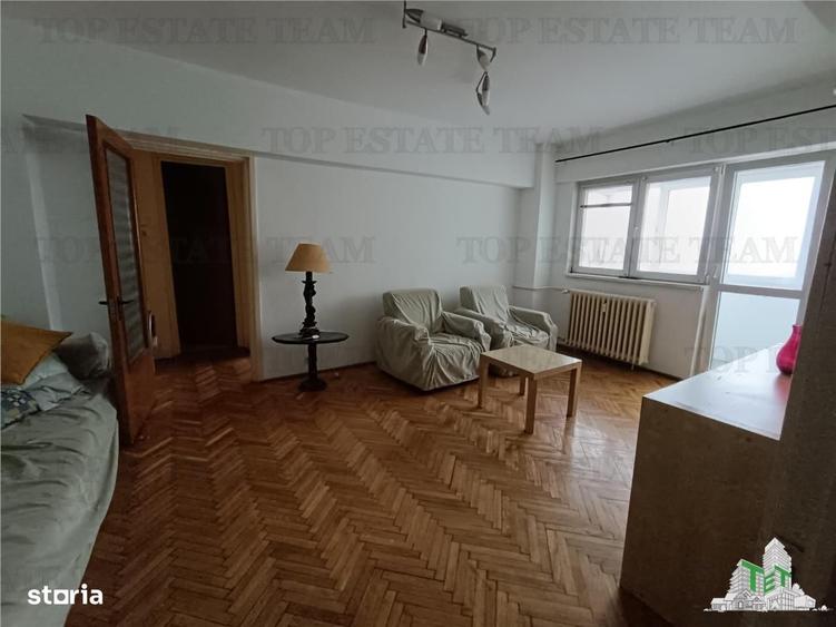 Apartament cu 3 camere semidecomandat în 1 Mai