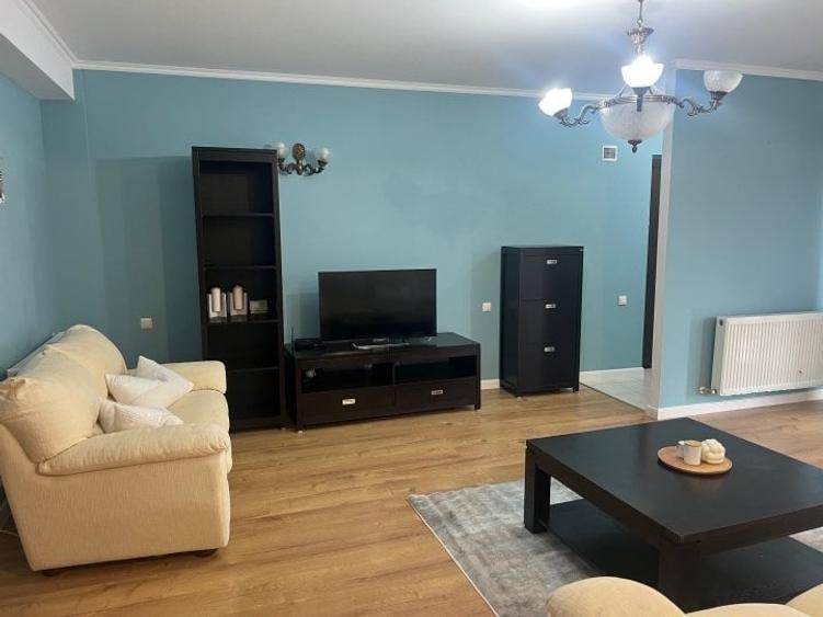 Apartament cu 3 camere decomandat, mobilat în Ferme