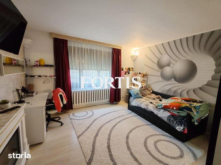 Casă cu 8 camere cu Teren 1600 Mp în Mândra