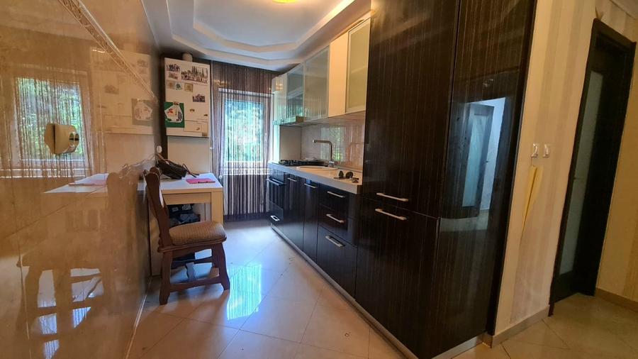 Apartament cu 3 camere decomandat în Răcădău