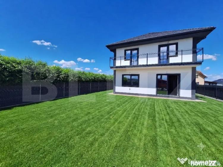 Casă cu 5 camere cu Teren 500 Mp în Jucu