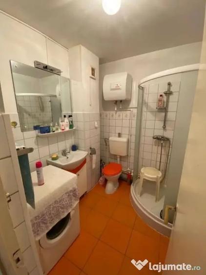 Apartament cu 3 camere semidecomandat în Rahova
