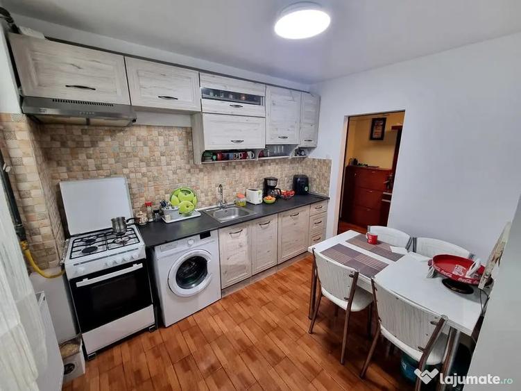 Apartament cu 3 camere semidecomandat în Peninsula