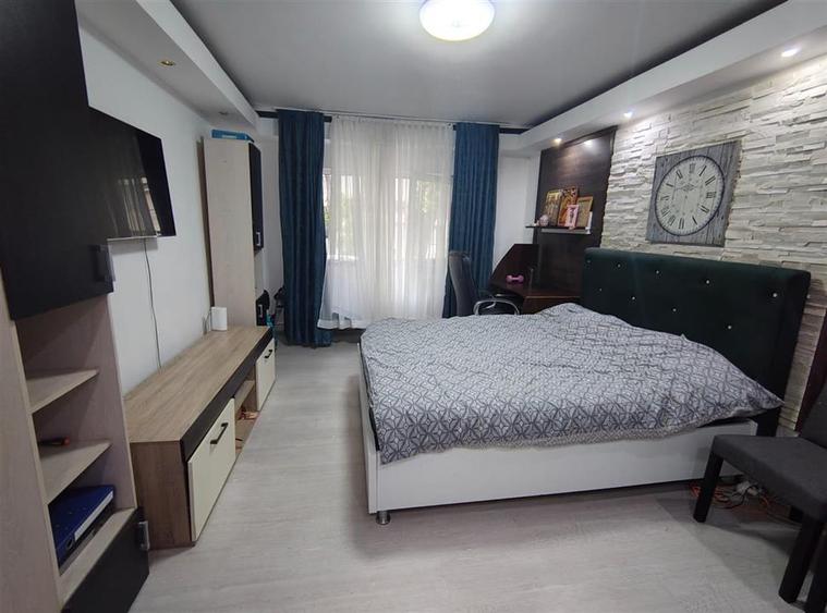 Apartament cu 3 camere decomandat în Nicolina