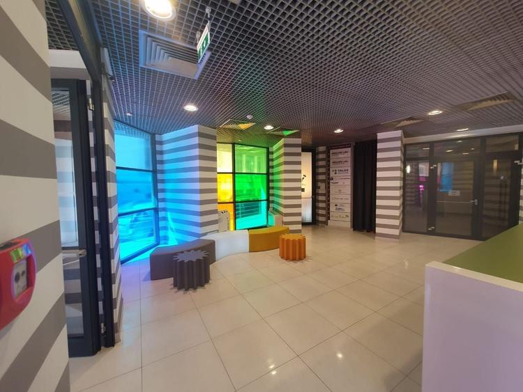 Birou, de 482 mp, în Universitate