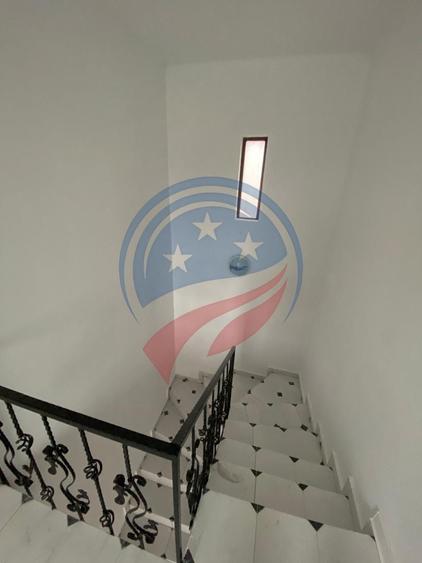 Duplex cu 5 camere cu Canalizare în Aeroport