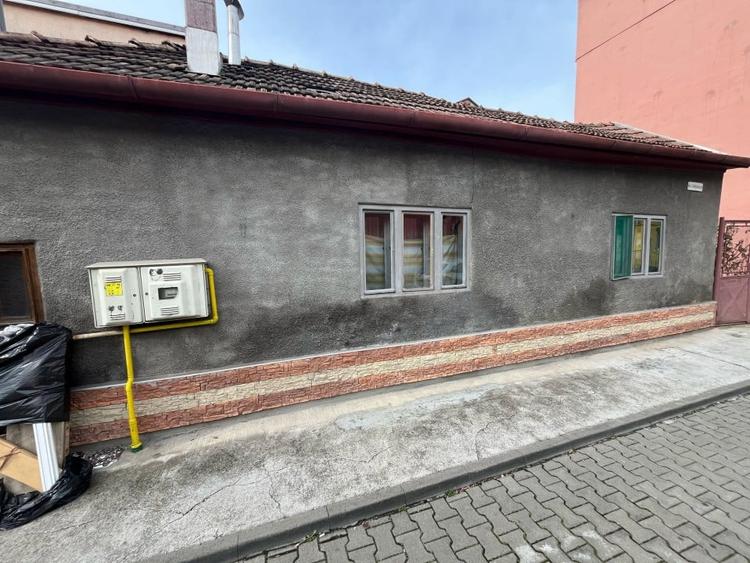 Casă individuală cu 2 camere cu Canalizare în Central