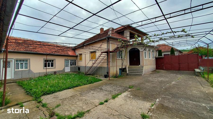 Casă cu 5 camere cu Teren 4800 Mp în Dobrești