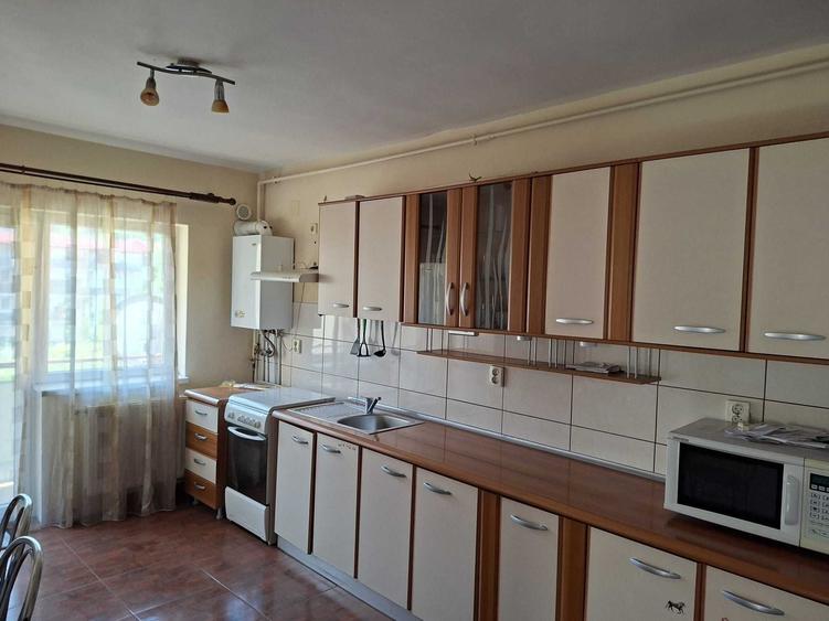 Apartament cu 3 camere decomandat în Florești