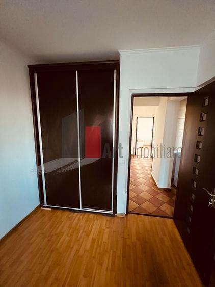 Apartament cu 3 camere decomandat, mobilat în Colentina