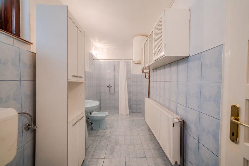 Casă individuală cu 4 camere cu Canalizare în Central