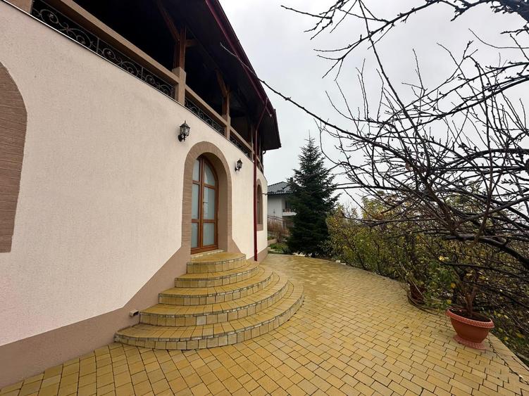 Casă cu 8 camere decomandat cu Teren 1000 Mp în Bucium