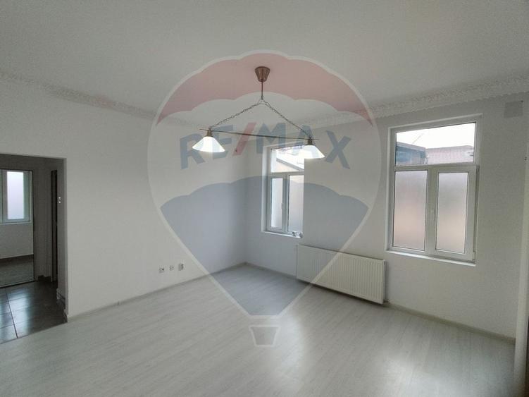 Casă individuală cu 7 camere cu Teren 212 Mp în Eminescu