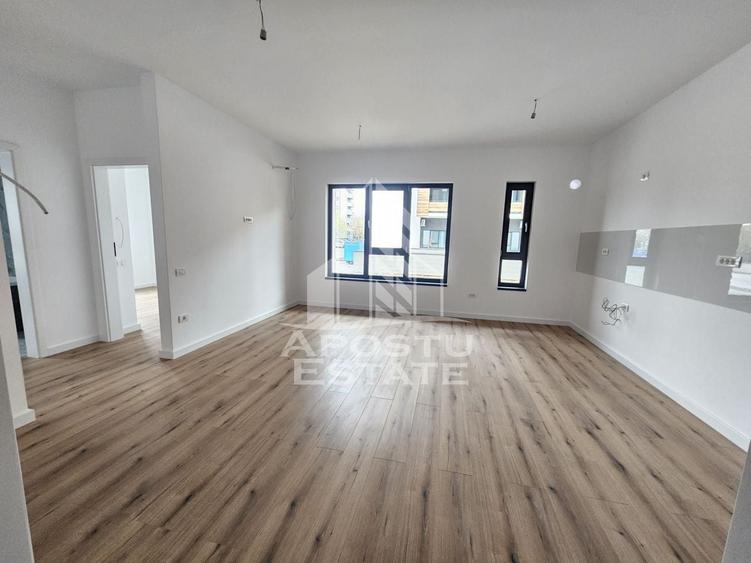 Apartament cu 3 camere semidecomandat în Torontalului