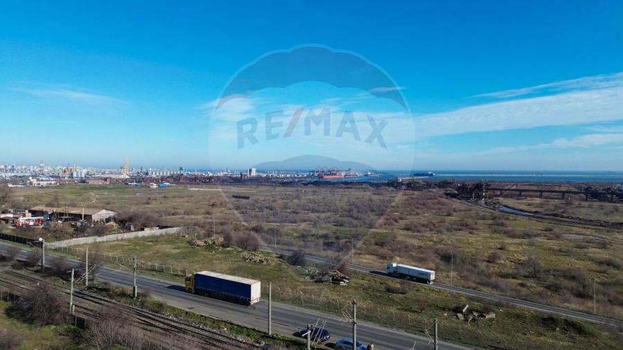 Teren intravilan de 35912 mp, în Est